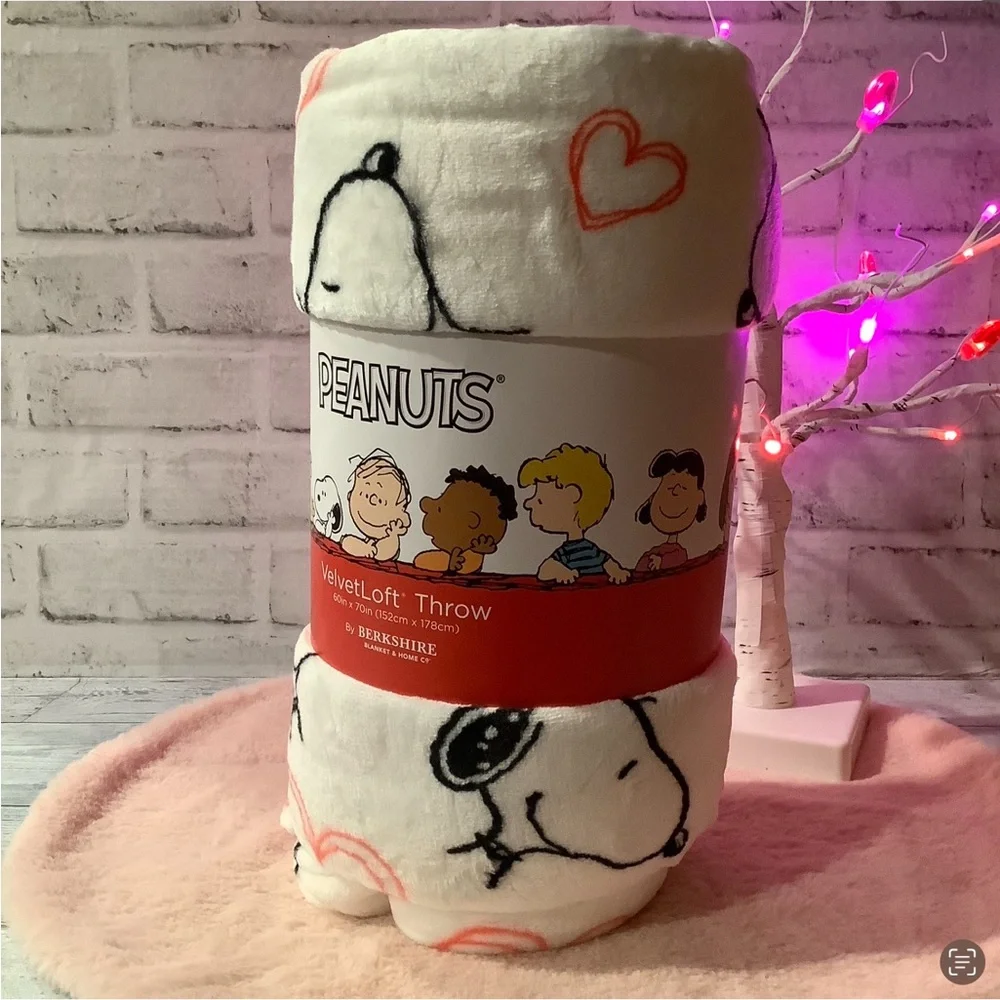 Peanuts Snoopy Pink Hearts Valentines Day Throw